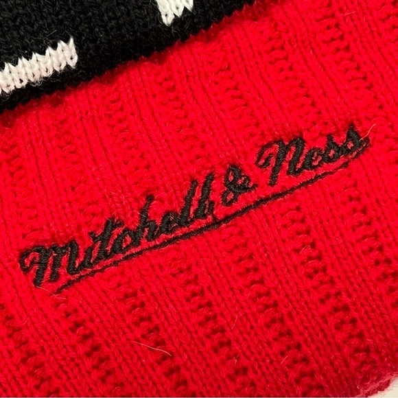 Mitchell & Ness Miami Heat Knit Beanie Pom Pom - Picture 5 of 6